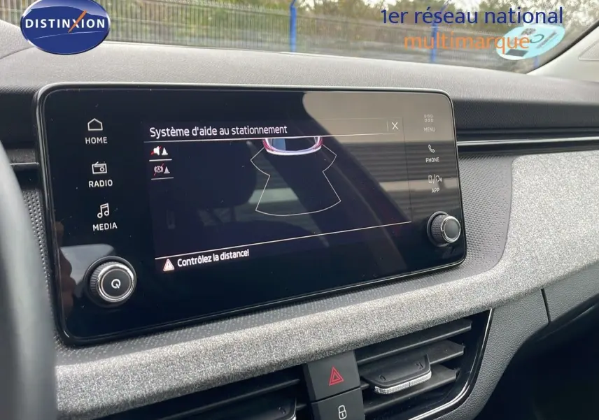 Écran tactile du système d'aide au stationnement dans l'habitacle d'une Skoda Kamiq 2024, vue de face côté conducteur.