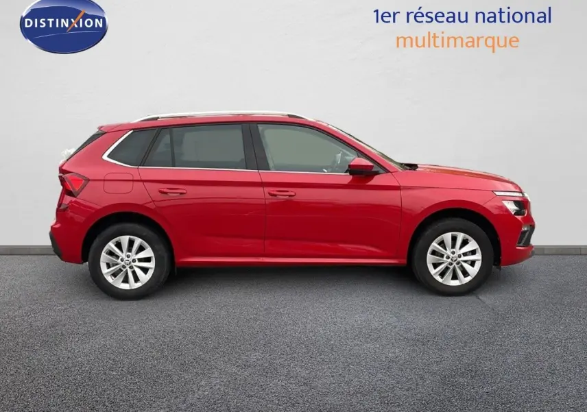 Vue de profil côté gauche d'un Skoda Kamiq 2024 rouge Velvet Metal avec jantes alliage et toit ouvrant.