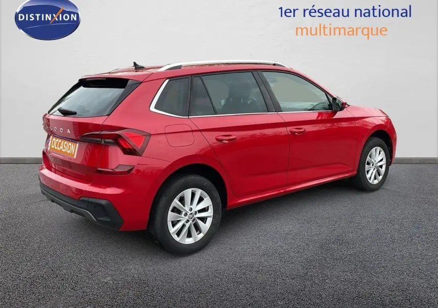 Vue 3/4 arrière droite d'un Skoda Kamiq rouge Velvet Metal avec jantes alliage et toit ouvrant.