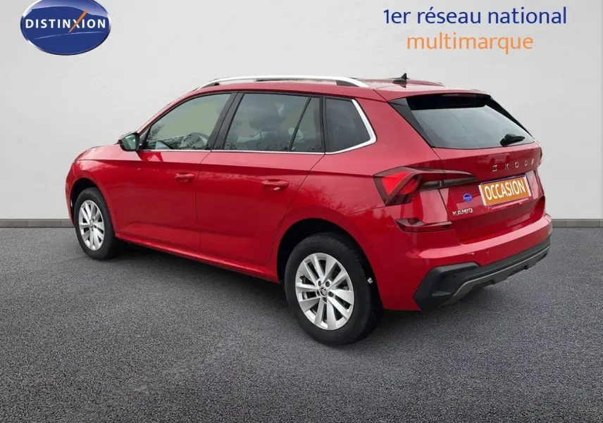 Vue 3/4 arrière droite d'un Skoda Kamiq rouge Velvet Metal avec jantes alliage et toit ouvrant.