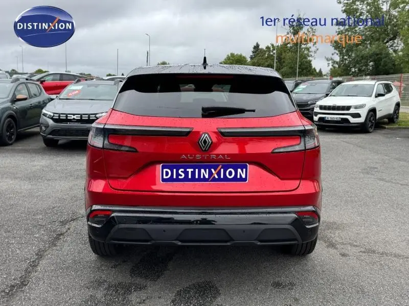 Vue arrière d’un Renault Austral rouge Flamme avec toit noir étoilé, feux arrière LED et logo central visible.