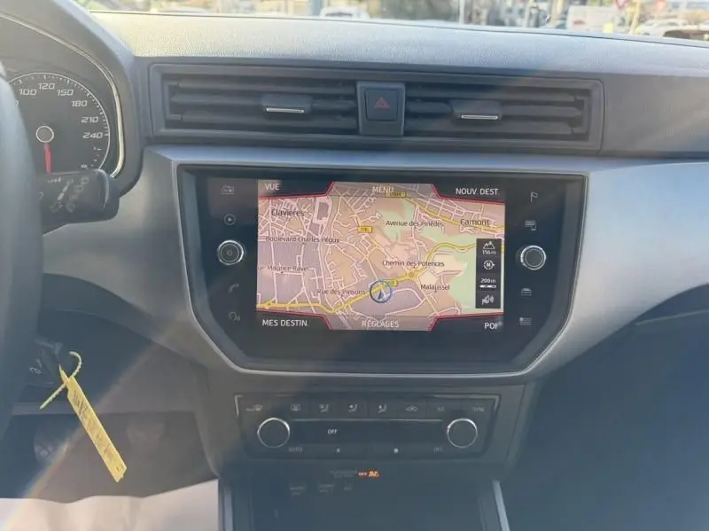Vue intérieure centrée sur l’écran tactile du système de navigation du SEAT Arona 1.0 TSI 95 Style de 2019.