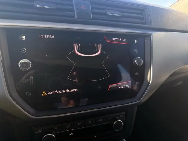 Écran central du tableau de bord du SEAT Arona 2019 montrant l'interface ParkPilot avec avertissement de distance.