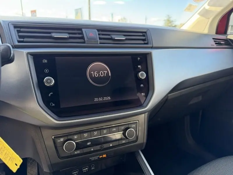 Vue intérieure du tableau de bord du SEAT Arona 2019, avec écran tactile central et commandes de climatisation.