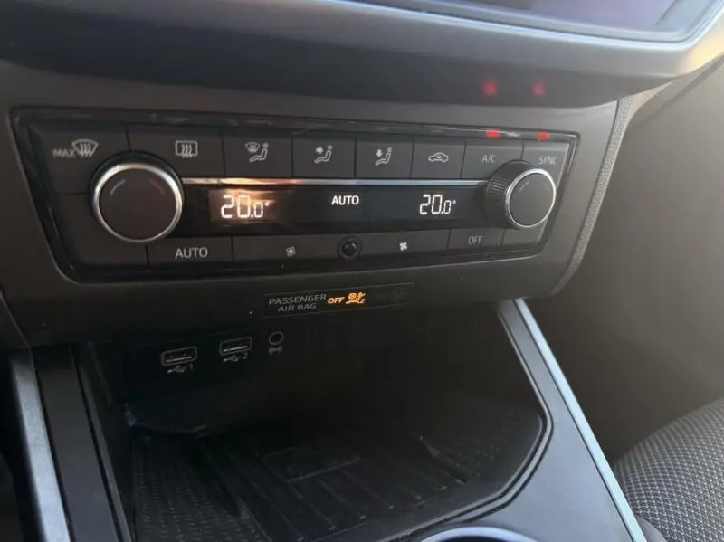 Vue rapprochée du tableau de bord du SEAT Arona 2019, montrant la commande de climatisation automatique à 20°C.
