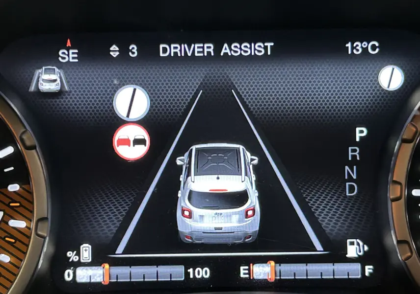 Affichage tableau de bord Jeep Renegade 2023 gris graphite, vue arrière virtuelle avec assistance conducteur active.