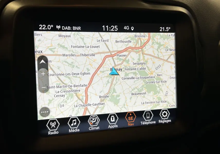 Écran tactile du système de navigation de la Jeep Renegade affichant une carte routière et les options multimédia.