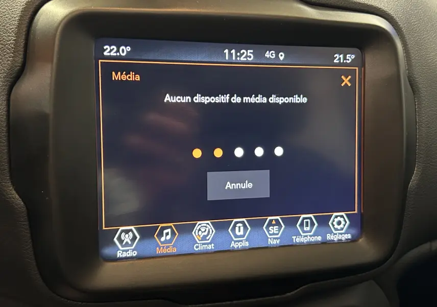 Écran tactile central de la Jeep Renegade 2023 affichant le menu média sans dispositif connecté, entouré de commandes.