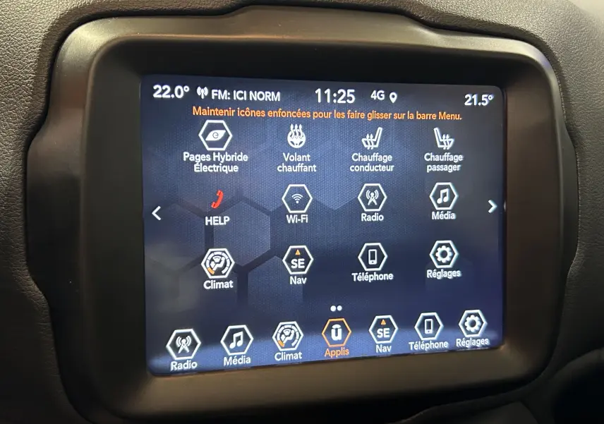 Écran tactile central du tableau de bord du Jeep Renegade 2023 affichant les options de climatisation et multimédia.