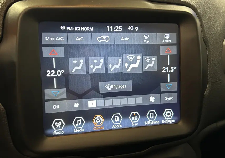 Écran tactile central du Jeep Renegade 2023 affichant les réglages de climatisation et de connectivité.