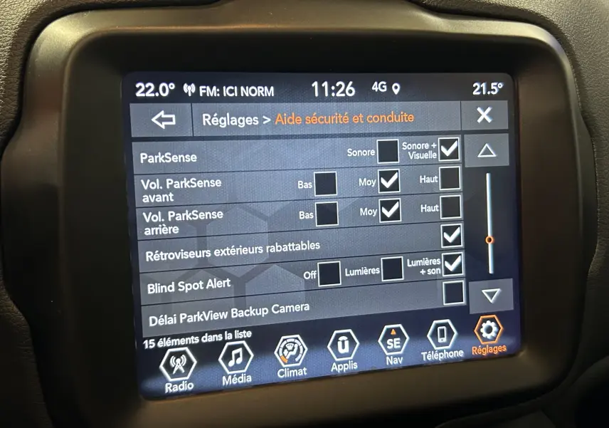 Écran tactile central affichant les réglages d'aide à la conduite dans une Jeep Renegade 2023, vue de face.