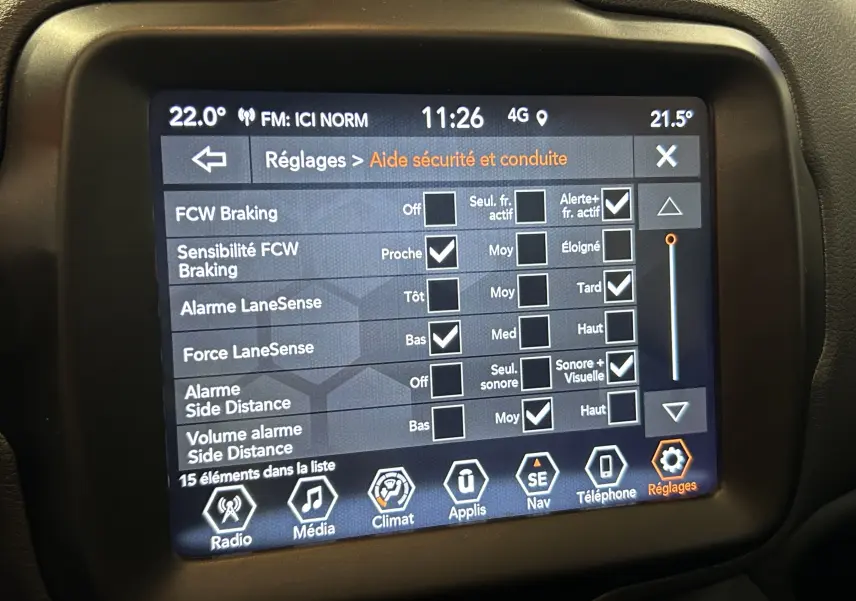 Écran tactile intérieur du Jeep Renegade 2023 affichant les réglages d'aide à la conduite et sécurité.