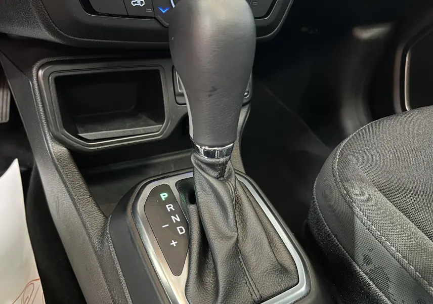 Le levier de vitesse automatique en cuir noir de la Jeep Renegade Turbo T4 MHEV 130, vue rapprochée côté console centrale.