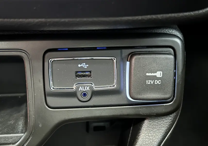 Gros plan sur la prise USB, port AUX et prise 12V DC du tableau de bord du Jeep Renegade gris graphite 2023.