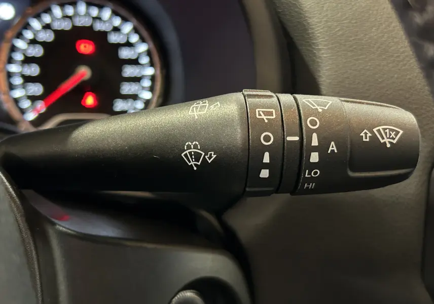 Gros plan sur la manette des essuie-glaces à gauche du volant dans l’habitacle du Jeep Renegade gris graphite 2023.