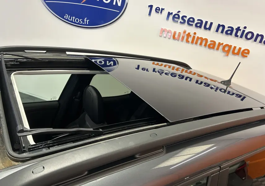 Toit ouvrant électrique ouvert sur le côté gauche d’un Jeep Renegade gris graphite, vue plongeante sur l’habitacle.