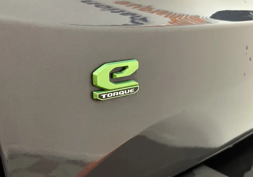 Gros plan sur l'emblème vert "e TORQUE" sur la carrosserie gris graphite d'une Jeep Renegade 2023.