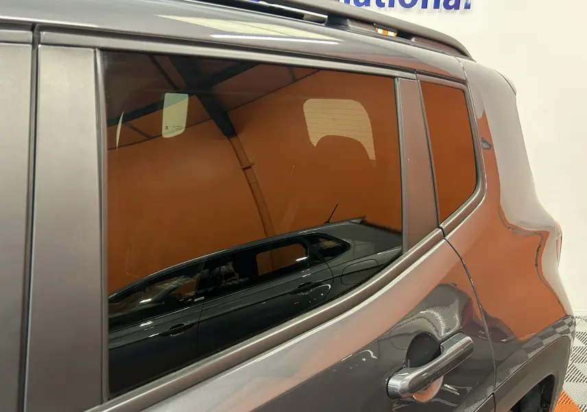 Gros plan sur la porte arrière droite gris graphite du Jeep Renegade 2023 avec vitre teintée et poignée chromée.