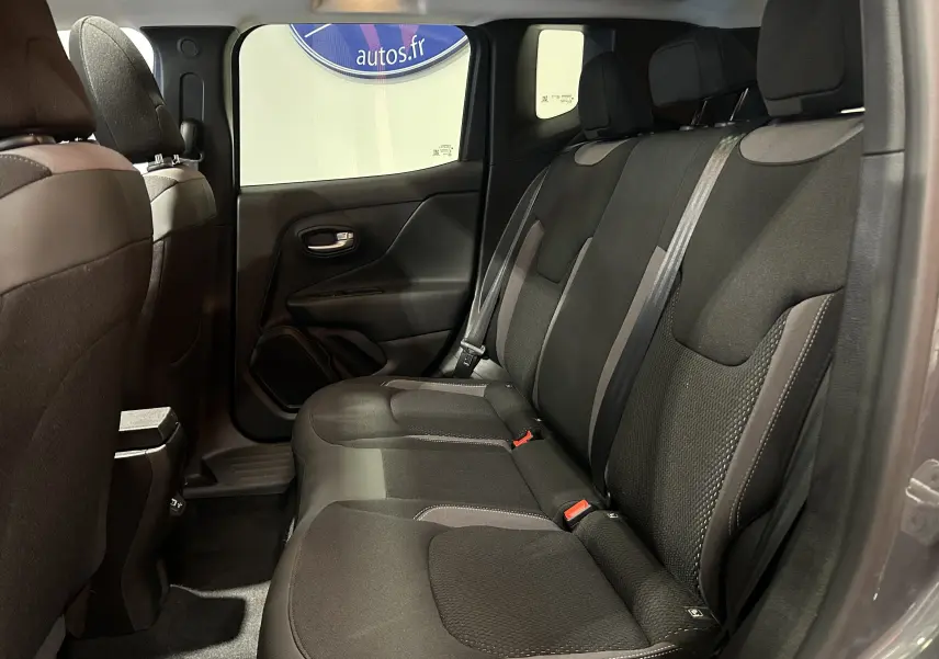 Vue intérieure côté droit des sièges arrière noirs du Jeep Renegade gris graphite, mettant en valeur l'espace et la finition tissu.