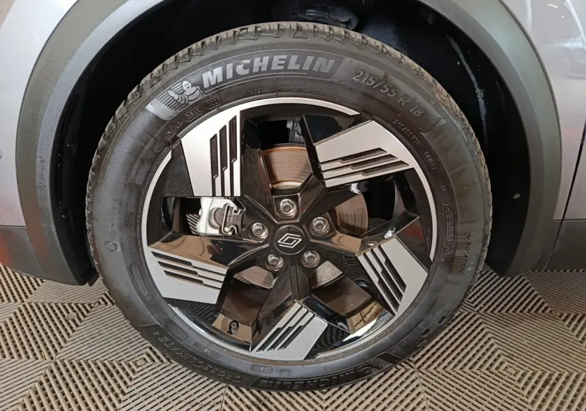 Gros plan sur la roue avant droite du Renault Symbioz 2025 avec jante noire et argent et pneu Michelin.
