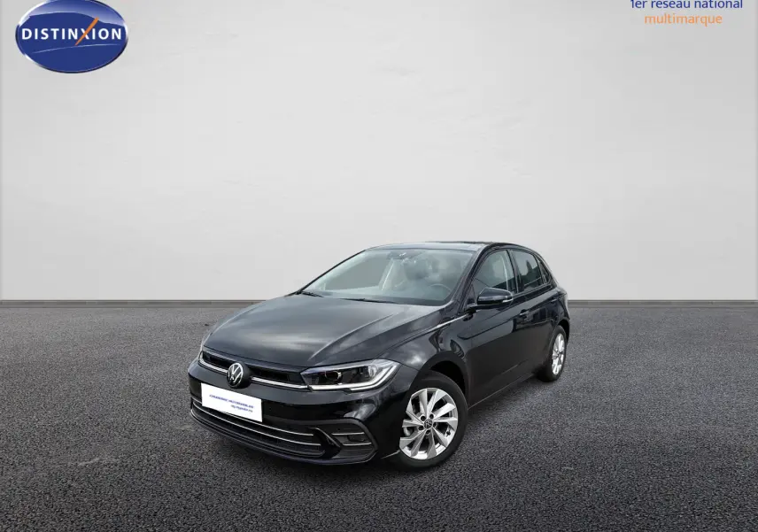 Volkswagen Polo noire vue en 3/4 avant droit, avec jantes alliage 16 pouces et phares LED allumés.