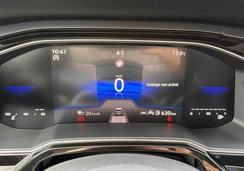 Vue rapprochée du combiné d'instruments digital de la Volkswagen Polo 2025, affichage vitesse et assistance conduite.