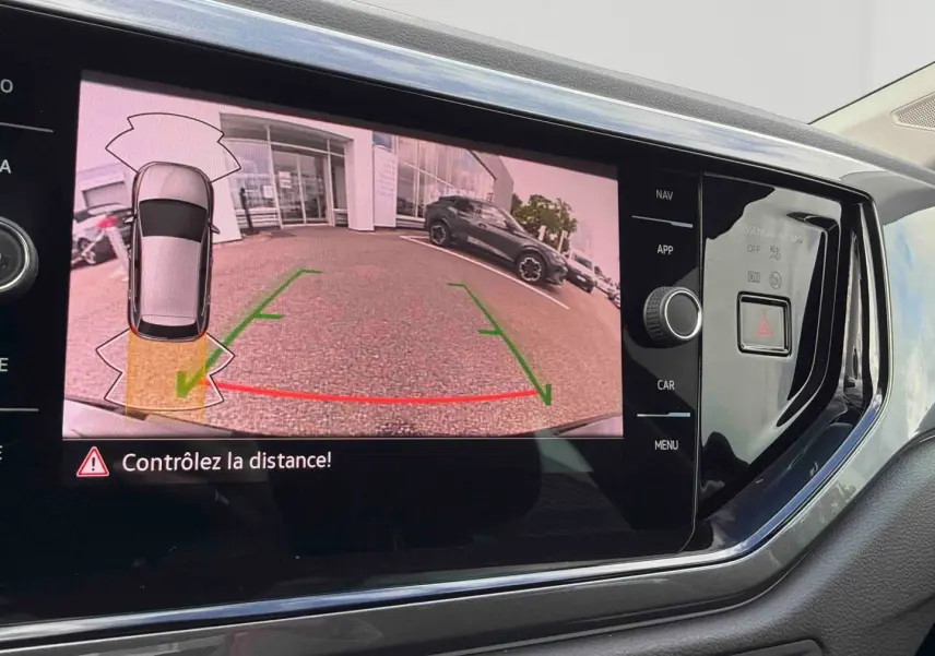 Vue intérieure de l'écran tactile de la Volkswagen Polo noire montrant la caméra de recul en marche.
