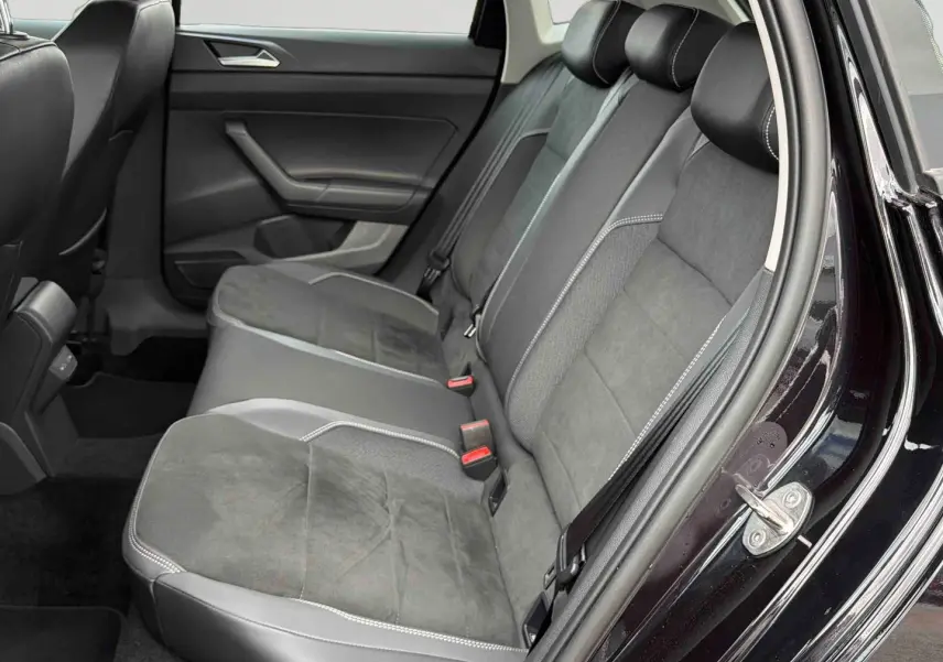 Vue intérieure côté droit des sièges arrière en tissu et cuir noir de la Volkswagen Polo 2025 finition 1.0 TSI.