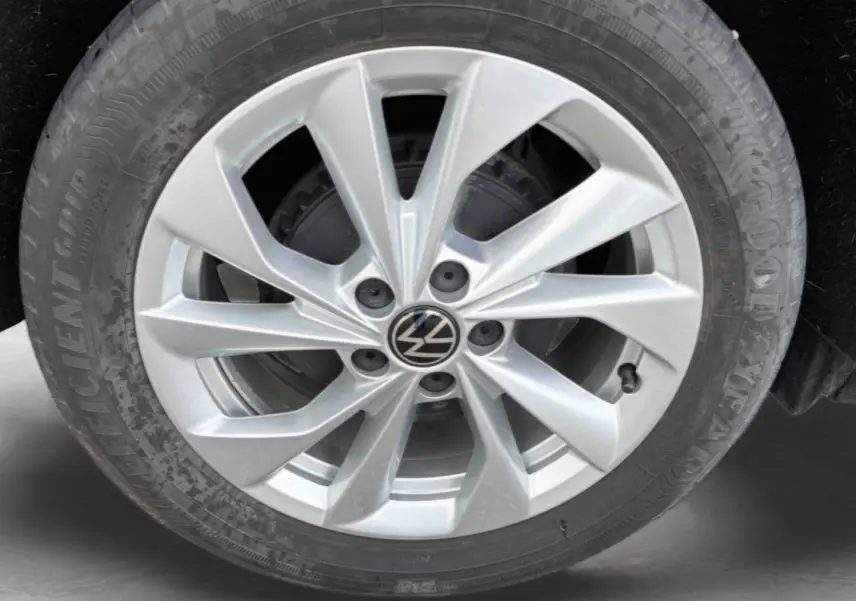 Gros plan sur la jante en alliage léger 16'' Palermo argentée de la Volkswagen Polo noire, avec pneu Goodyear visible.