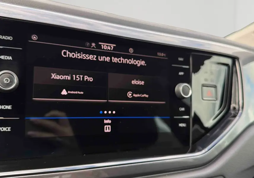 Écran tactile central de la Volkswagen Polo 2025 affichant le choix entre Android Auto et Apple CarPlay.