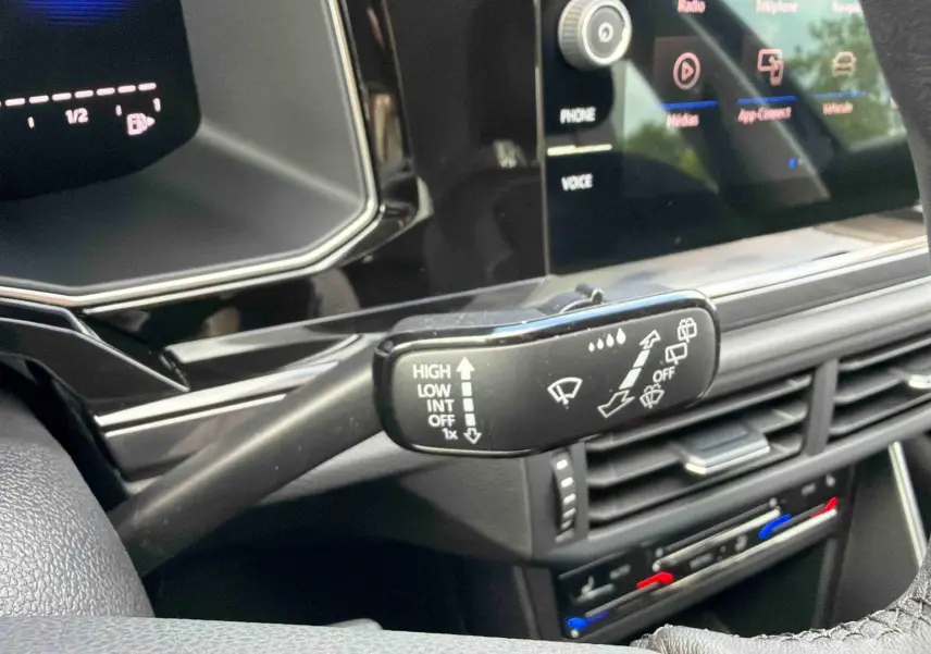Gros plan sur la commande d’essuie-glace côté gauche du tableau de bord noir de la Volkswagen Polo 2025.