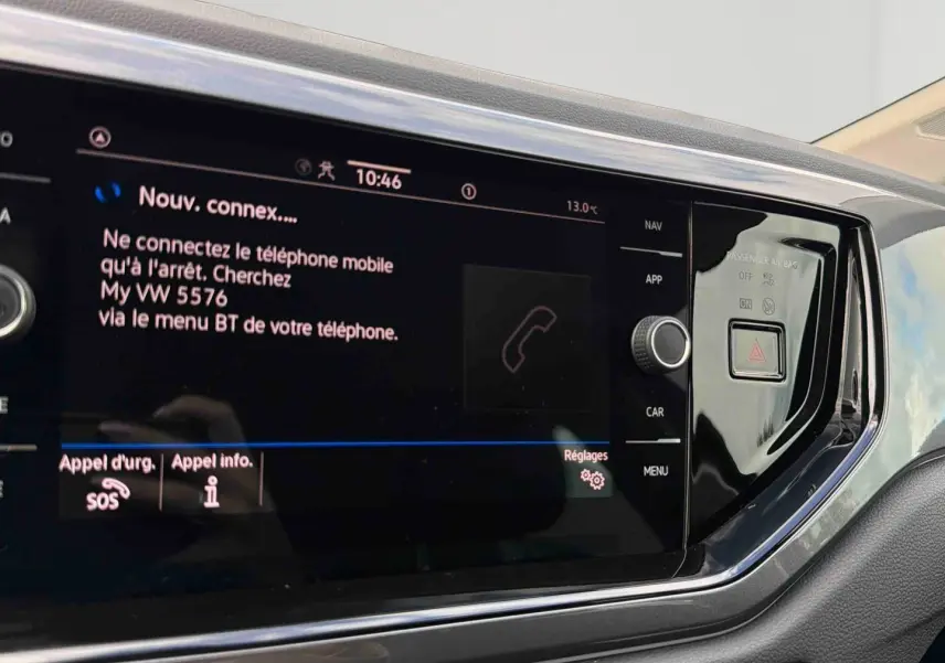 Vue rapprochée de l’écran tactile central noir du tableau de bord de la Volkswagen Polo 2025 avec commandes latérales.