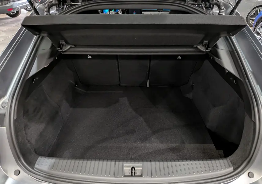 Coffre ouvert vu de l'arrière d'une Renault Rafale gris schiste satin, espace de chargement vide et propre.