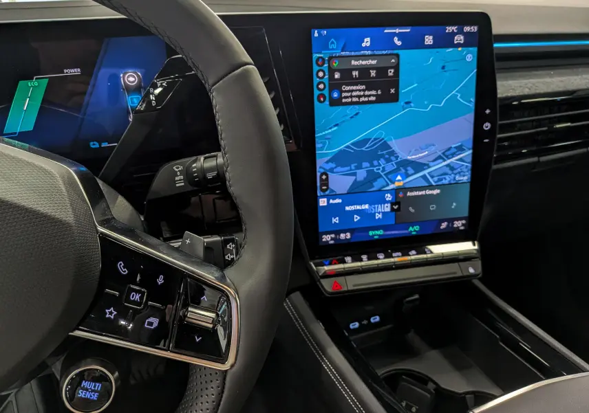 Vue rapprochée de l’intérieur du Renault Rafale E-Tech 2026, montrant le volant et l’écran tactile central moderne.