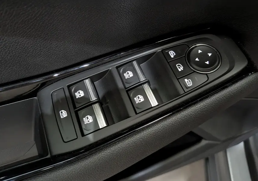 Gros plan sur les commandes de lève-vitres et rétroviseurs côté conducteur du Renault Rafale E-Tech gris Schiste Satin.