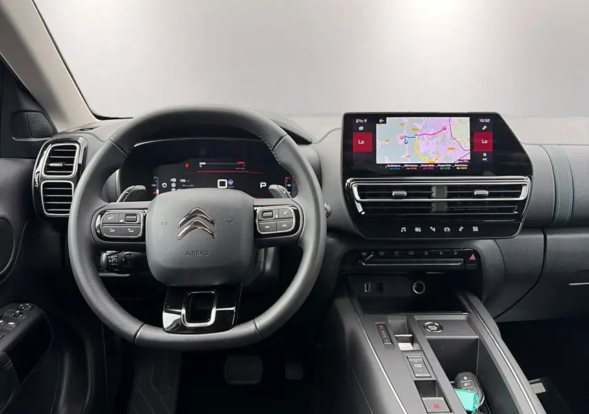 Vue intérieure du tableau de bord du Citroën C5 Aircross 2025 avec volant cuir multifonction et écran tactile GPS.