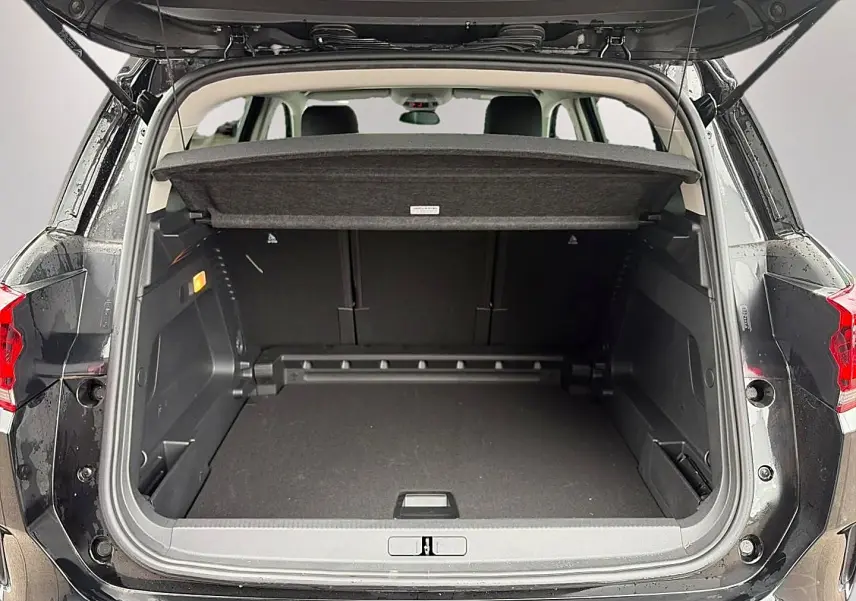 Coffre ouvert en vue arrière d’un Citroën C5 Aircross noir 2025, montrant l’espace de chargement et la tablette cache-bagages.