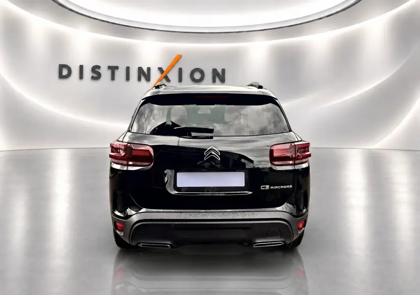 Vue arrière d'un Citroën C5 Aircross noir 2025 avec feux LED et double sortie d'échappement visible en showroom.