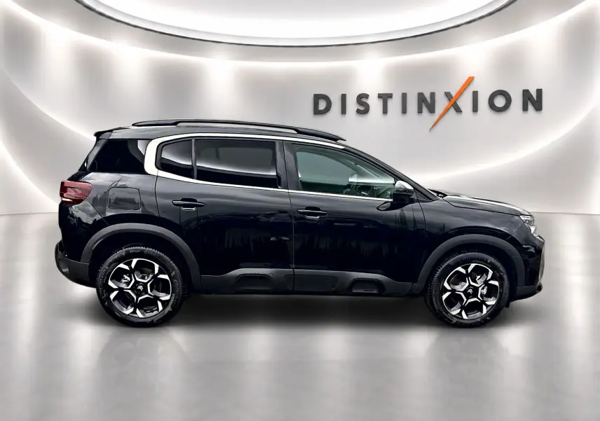 Profil droit du Citroën C5 Aircross noir 2025 avec barres de toit et jantes alliage distinctives.