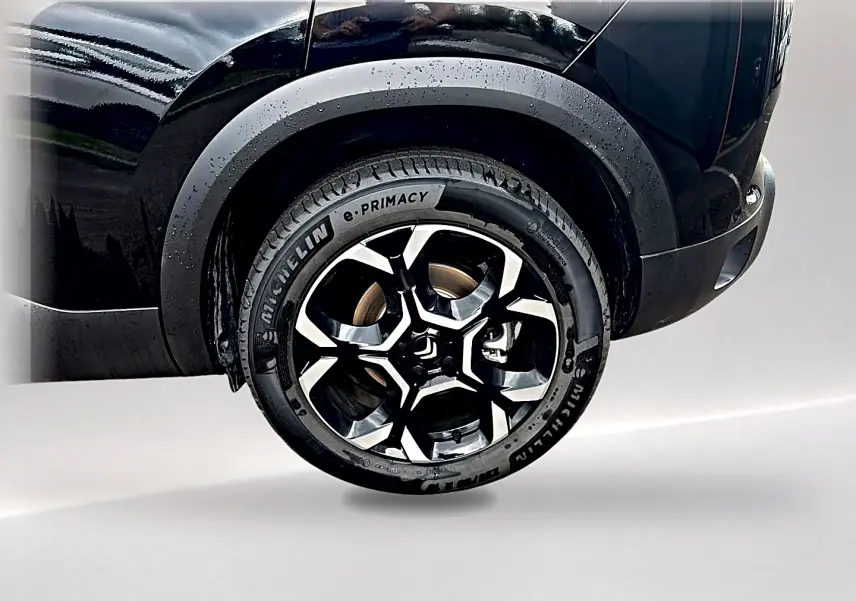 Gros plan sur la roue arrière droite noire du Citroën C5 Aircross 2025 avec jante alu bicolore et pneus Michelin.
