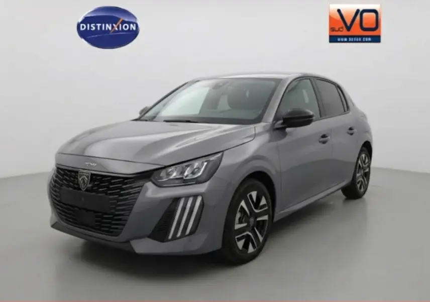 Peugeot 208 Hybrid gris en vue 3/4 avant droit, avec calandre noire et jantes alliage 16 pouces visibles.