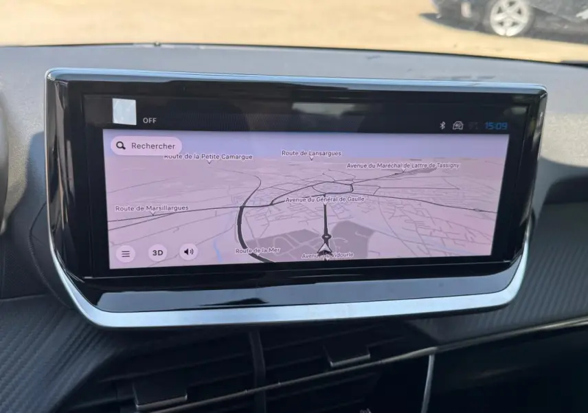 Écran tactile du tableau de bord de la Peugeot 208 Hybrid 110 gris, affichant la navigation GPS en intérieur.