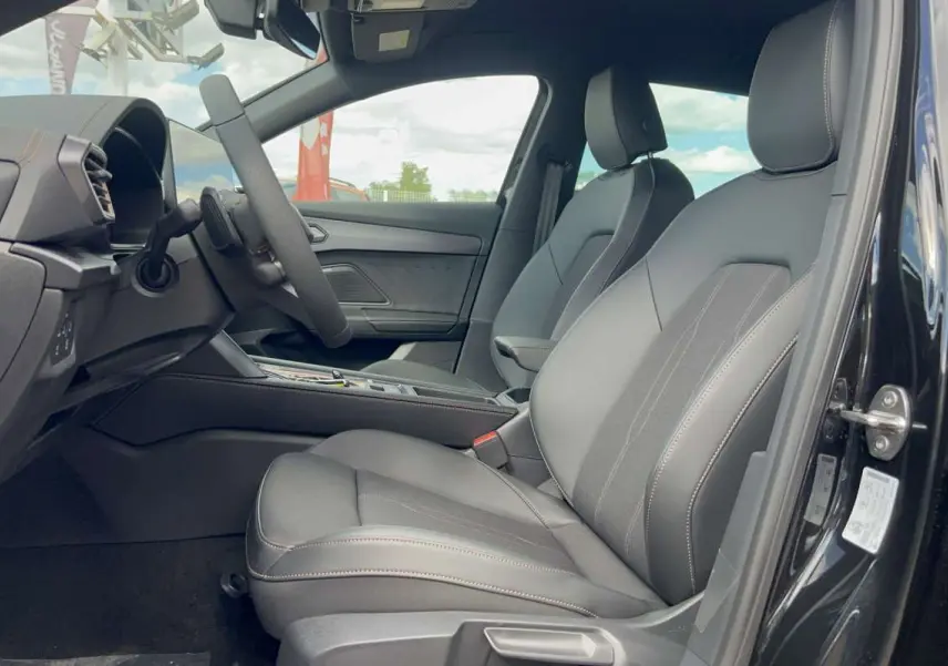 Vue intérieure côté conducteur de la CUPRA Formentor noir minuit, sièges sport en cuir et volant multifonctions.