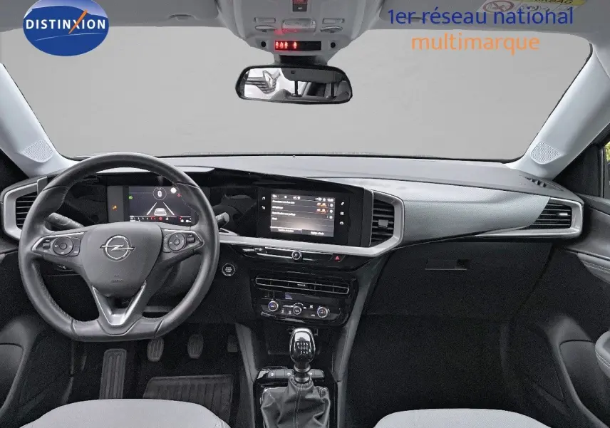 Intérieur de l'Opel Mokka 2021 vue de face, tableau de bord noir avec écran tactile et levier de vitesse manuel.