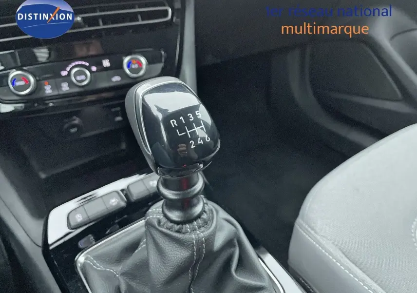 Le levier de vitesses manuel noir de l'Opel Mokka 2021 Diesel, avec la console centrale et les commandes de climatisation visibles.