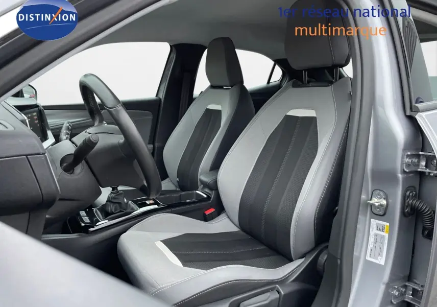 Intérieur de l'Opel Mokka gris Artens métal 2021, vue côté conducteur sur les sièges bicolores et la boîte manuelle.