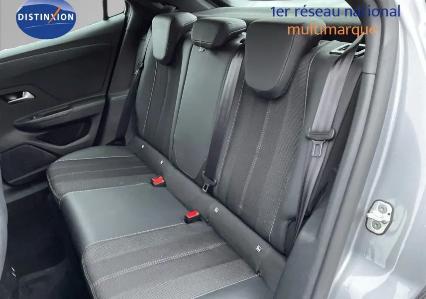 Vue latérale droite de la banquette arrière gris foncé de l'Opel Mokka 1.5 CDTI 2021 avec ceinture et porte ouvert.