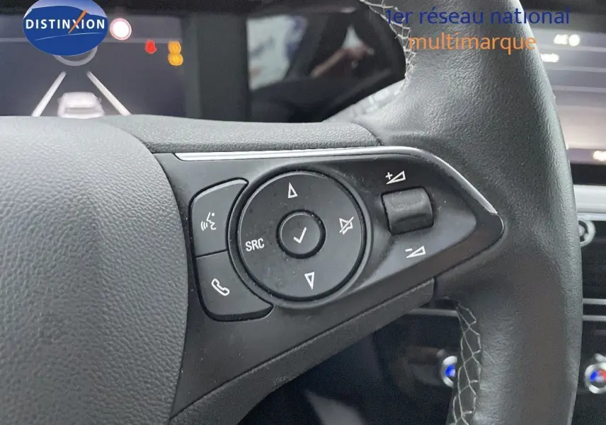 Gros plan sur les commandes au volant du côté gauche de l’Opel Mokka gris Artens Metal 2021.