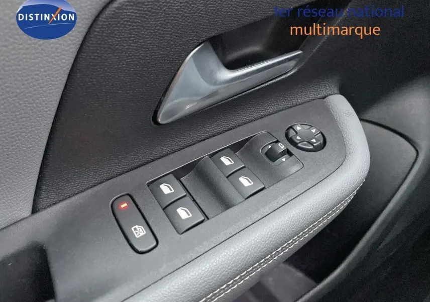 Commande des vitres électriques côté conducteur de l'Opel Mokka gris Artens métal, avec bouton de verrouillage activé.