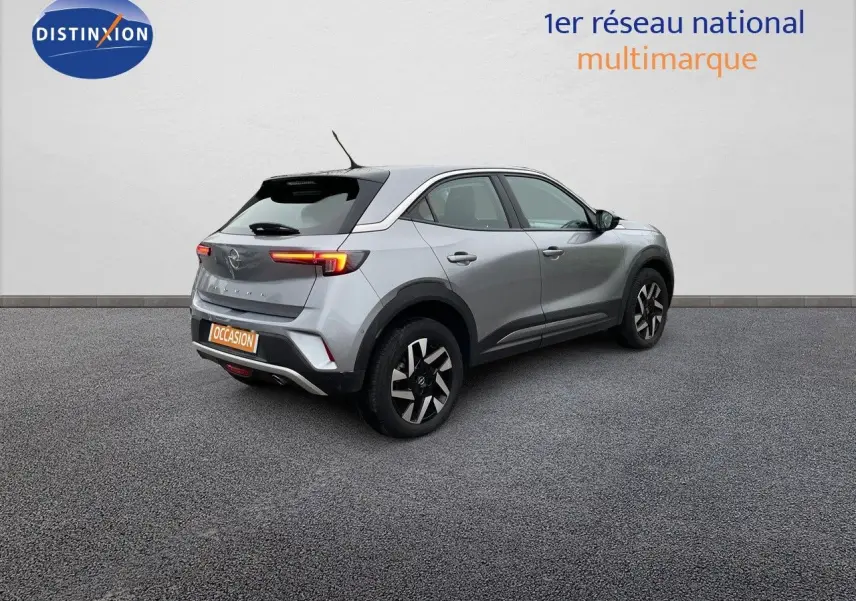 Opel Mokka gris Artens métal en 3/4 arrière droit, avec feux LED et jantes noires et argentées.